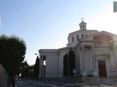 Per raggiungere la masseria occorre arrivare davanti a Santa Fara. Al semaforo al posto di imboccare il sottopasso che porta su via Generale Bellomo e quindi verso il centro, bisogna invece girare a destra, fiancheggiando la chiesa e prendendo strada Torre Tresca